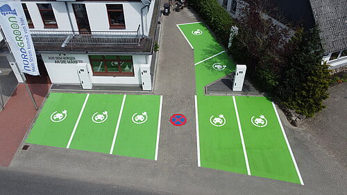 Die neuen Grünen Parkplätze vor dem Nordgröön Energie GmbH Büro